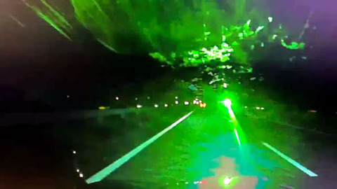 【悲報】東名高速で対向車にレーザーポインターを照射したトラック運転手、逮捕