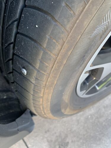 【悲報】ワイの車、謎の敵に釘刺されて終わるwwwwwwwwwwwwwww