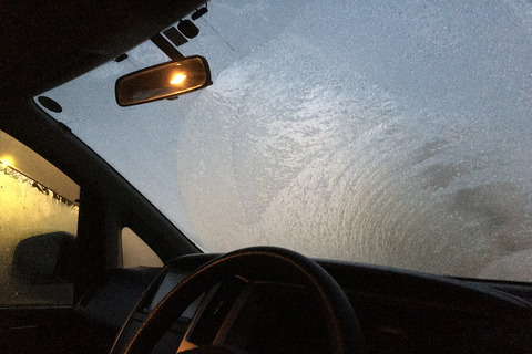 車のフロントガラス凍結した時の運転の難易度は異常。毎朝「ええい、ままよ！」って感じで運転してる