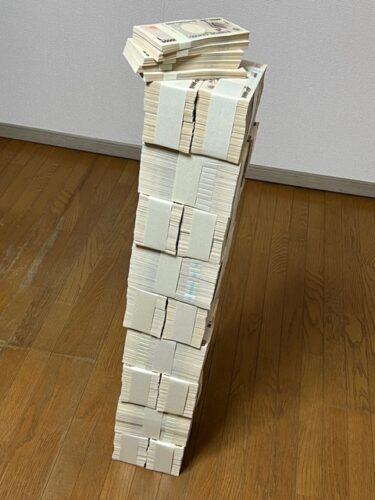 【画像】高級車を一括で買うから現金用意して部屋に積み上げて見たｗｗｗｗｗｗｗｗｗｗｗｗｗｗｗｗｗｗｗｗｗ