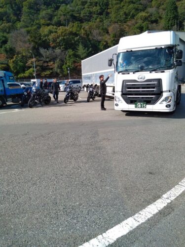 【画像】バイク乗り、トラックの運転手にバイクの止め方を注意され逆ギレ・・・・