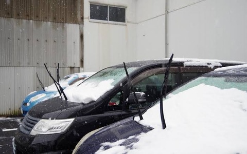 雪の降る町でよく見るワイパー立ててる謎の車ｗｗｗｗｗｗｗｗｗ