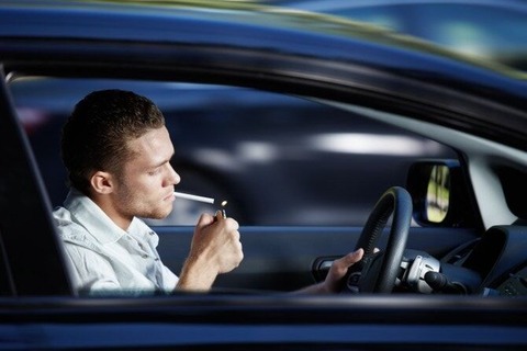 車で窓開けてたばこ吸ってるバカ野郎め・・・・