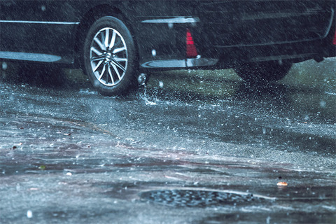 どしゃぶりの雨の中、ドライブに行く？？