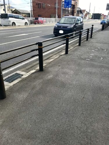 車が横通るから「危ないよ？」って車道側に彼女寄せたら振られたんやがwwwwwwww