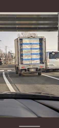 【悲報】信じられない状態で荷物を運ぶ車、発見されるwwwwwwwwwwwww