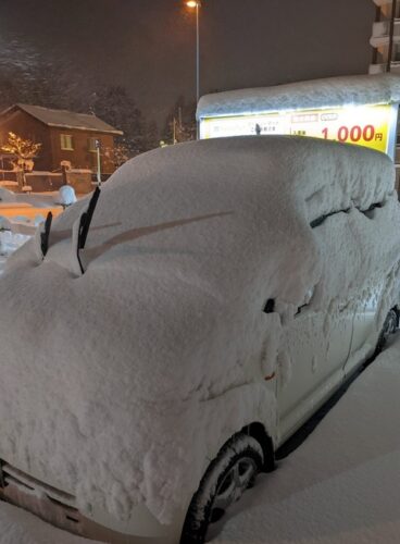 雪積もりすぎてコインパーキングから車出せないのワロタｗｗｗｗｗ