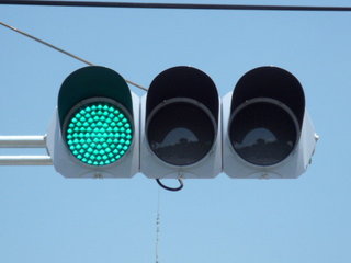 信号機の青って明らかに緑色なのに青信号っていうのなんで？