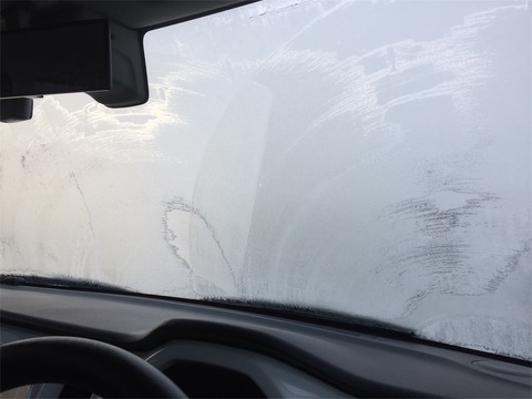 車中泊したあと、フロントガラスの内側凍りついてた