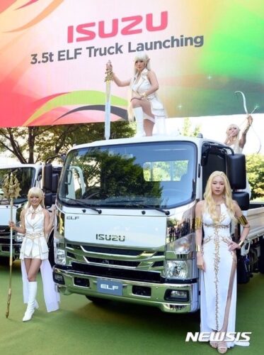 【画像】いすゞさん新車の発表会で本当のエルフを召喚してしまうwwwwwwww