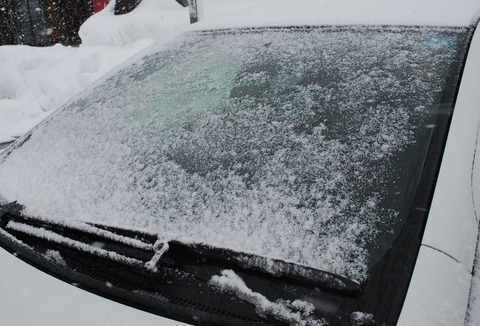 「車のフロントガラスが凍ってたら水をかければいいじゃない」