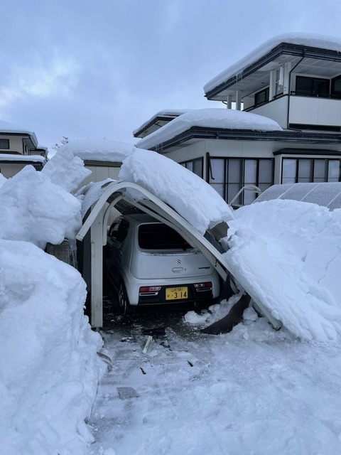 【悲報】雪国民ワイちゃんの車、潰れるwwwwwwwww