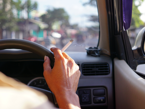 運転席ワイ「渋滞にはまったわ、タバコ吸うかｗｗｗ」同乗者「たばこやめて」←これさｧ！