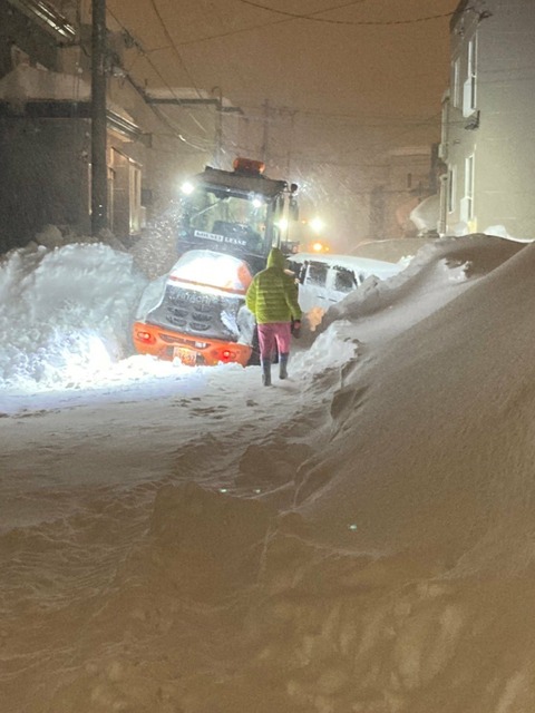 【悲報】札幌、除雪車も埋まるくらい雪が積もってしまうwwwwwwww