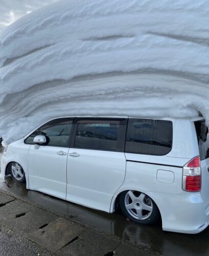 【悲報】雪国さん、軽く車が潰れるｗｗｗｗｗｗｗｗｗｗｗｗｗｗｗ