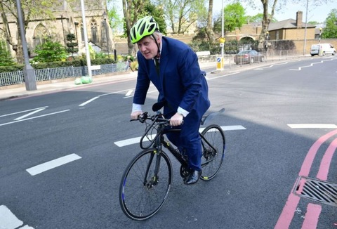 【悲報】イギリス、道路交通法改正で自転車が自動車に対して明確に優先される