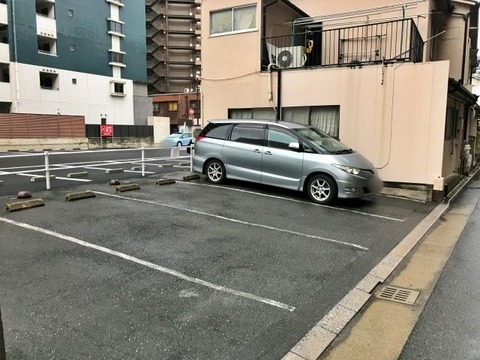 道路上でバックしないと入れない駐車場嫌い！