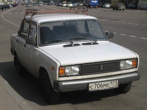 【悲報】経済制裁のせいでこんなカッコいいロシア車が輸入できなくなるという事実ｗｗｗｗｗｗｗ