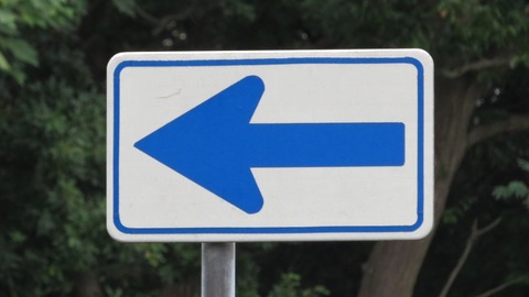 この道路を左折するとき赤信号に従って止まらないといけないの？？