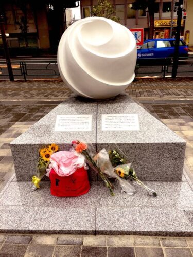 【朗報】飯塚幸三事件の遺族、池袋にクソデカい慰霊碑を建てる