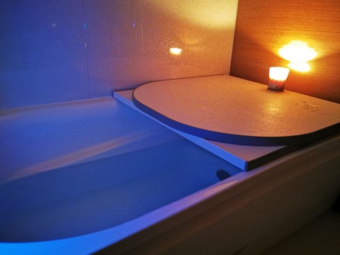 「闇風呂」が人気！電気を付けないで入るだけ、リラックス効果バツグン！