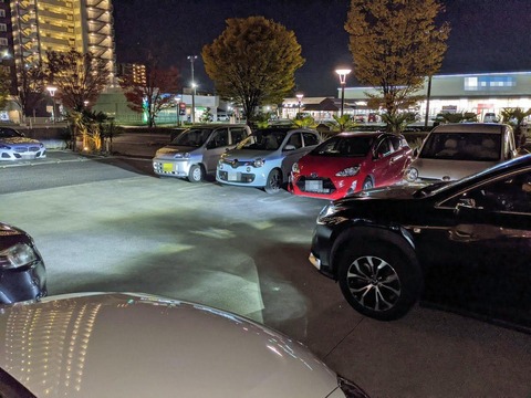 普通さ夜、駐車場で前に居る車が停めるモードに入ったらヘッドライト消すよね？