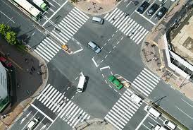 【疑問】交差点で右折待ちしてる時、対向車の左折時に合わせて右折してもいいの？