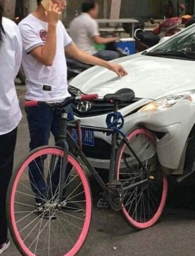 【悲報】豆腐みたいな車、見つかる...wwwwwwwwww