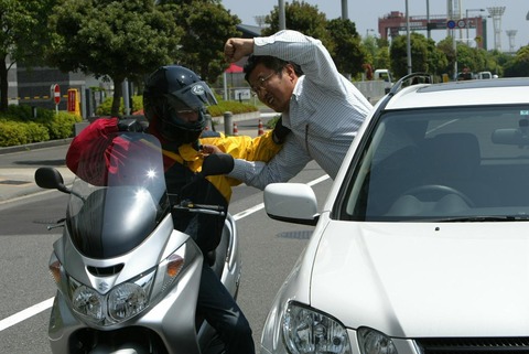 【悲報】ワイ、車でバイクと事故る・・・・・・
