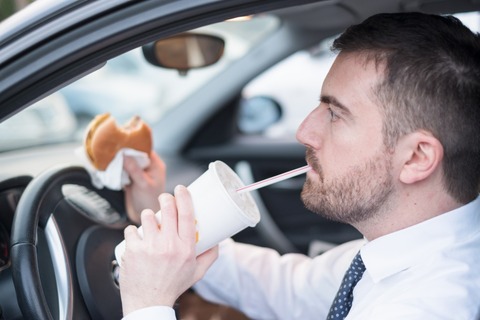 【問題】おにぎりを食べながら車を運転するのは違反になるでしょうか？？？