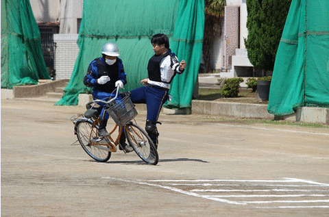 【悲報】警察さん、とんでもない方法でながら自転車運転の怖さを中学生に教えてしまうｗｗｗ
