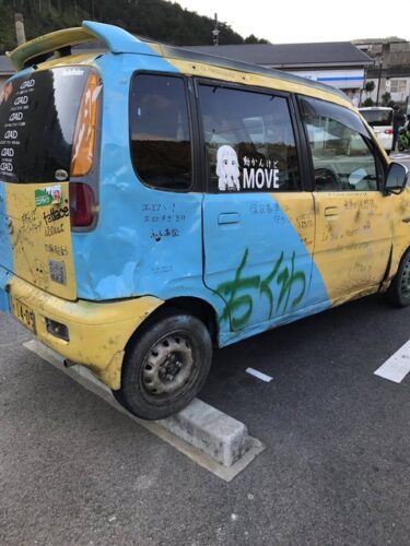 【画像】イタズラされたのか持ち主が自らやったのか判別不能な車wwwwwww