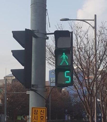 韓国さんの信号機は残り時間が表示されるらしいｗｗｗｗｗｗ