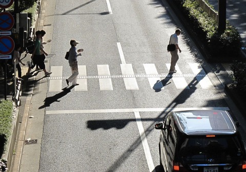 信号のない横断歩道で車が往来してるのに渡ろうとする馬鹿な歩行者が急増？