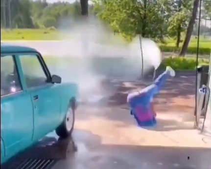 【動画】車もまともに洗えないヤツｗｗｗｗｗｗｗｗ