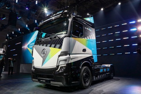 【悲報】メルセデス・ベンツ、航続距離800kmのEVトラックを発表。大型車も水素よりEVへ