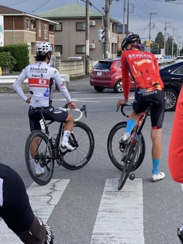 【悲報】自転車さん、とんでもない位置で信号待ちをしてしまうwwww