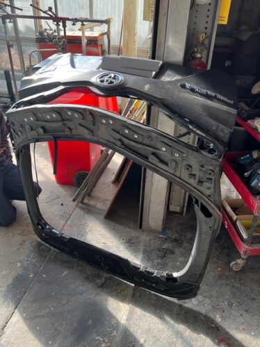 【悲報】トヨタさん、プリウスのリアゲートをカーボンにして板金屋が処分に困ってしまう……