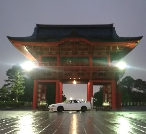 【悲報】交通安全祈願で有名な寺院に車ヲタが集まって参道で撮影会してしまうwwwwww