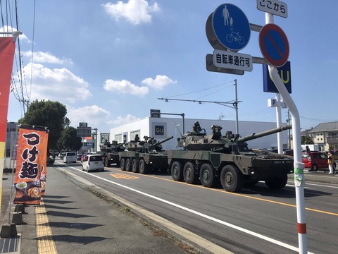 日本の道路で戦車がいっぱい走っててワロタｗｗｗｗｗｗｗｗｗｗ