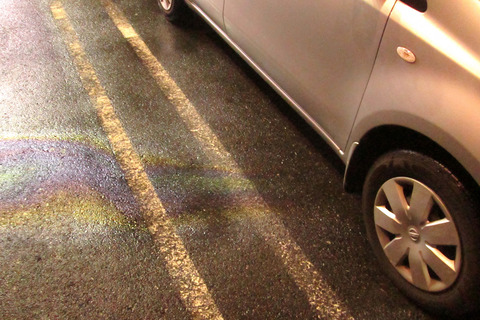 クルマを駐車したあとに発見した「虹色のシミ」！　見逃し厳禁のその正体とは？