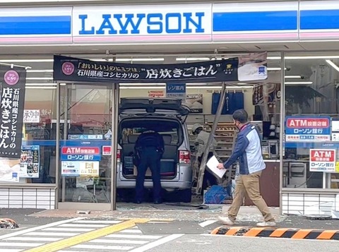 神戸・西区のコンビニにワゴン車突っ込み２人けが　運転の７７歳女性「気がついたら店の中に」