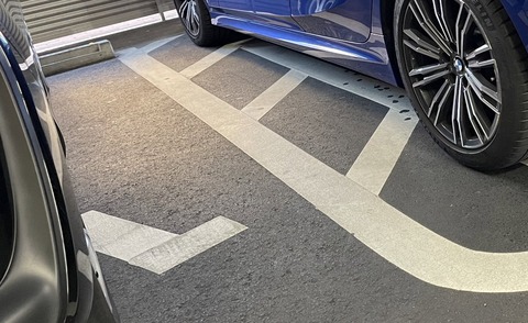 「車椅子専用の駐車場の隣に車を停める時、どうかこの斜線を跨がず駐車してください」