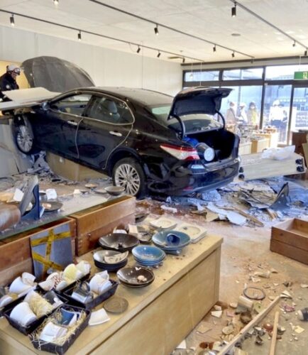 【悲報】84歳が運転するクルマ、お皿屋さんに派手に突っ込む