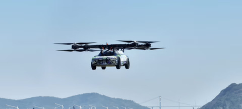 中国版テスラが空飛ぶEV車を公開！！！！日本車は未だにガソリンで陸を走っている…