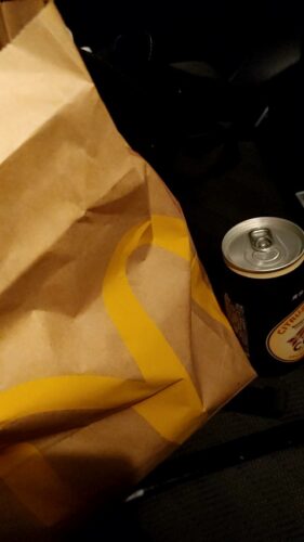 夜勤ワイ、鍵忘れて家に入れないから車の中で今からマック食うぞ！