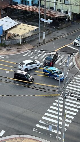 【悲報】プリウスとプリウスとプリウス、事故ってしまう・・・・・