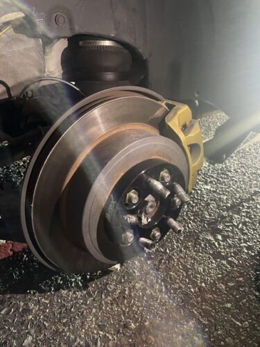 トヨタ86乗り女さん、カスタムショップに預けドレスアップ()してもらい乗って帰ったらタイヤが取れる