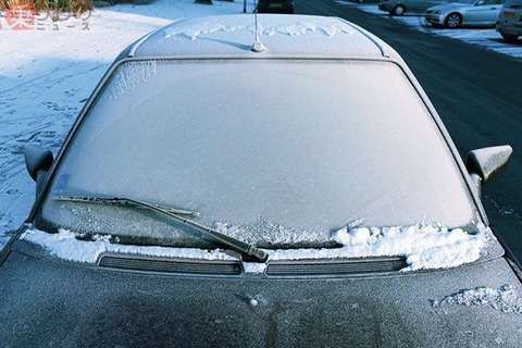 車のフロントガラスが凍ったらお湯かけていいの？