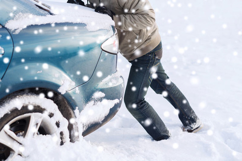 雪降らない地域に住んでる人って雪で動かない車を皆で押した経験ないってマジなの？？